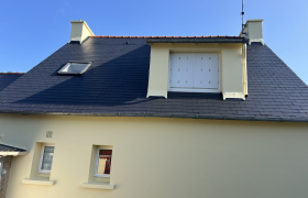 Nettoyage et application d’une résine colorée hydrofuge sur la toiture  