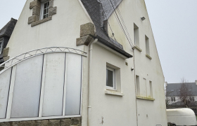 Nettoyage de la maison à la pompe, HP, reprise des fissures et application de deux couches de peinture plastifié zolpan chantier réalisé sur Brest 