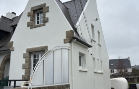 Nettoyage de la maison à la pompe, HP, reprise des fissures et application de deux couches de peinture plastifié zolpan chantier réalisé sur Brest 