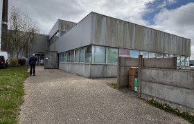 Un nettoyage efficace permet non seulement d’améliorer l’esthétique du bâtiment, mais aussi de préserver son état général et de garantir une meilleure adhérence des traitements ou revêtements qui pourront être appliqués par la suite.