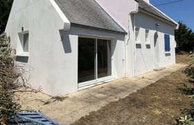Cette maison retrouve une seconde jeunesse grâce à une rénovation complète de ses façades.   ✔️ Nettoyage en profondeur des façades  ✔️ Reprise et traitement des fissures  ✔️ Préparation soignée des supports  ✔️ Application de 2 couches de peinture Zolpan pour une finition durable, résistante aux intempéries et esthétique.   Un travail réalisé avec soin pour protéger durablement la maison tout en lui redonnant un aspect propre, moderne et valorisant.   Besoin d’un ravalement de façade ? N’hésitez pas à nous