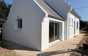 Cette maison retrouve une seconde jeunesse grâce à une rénovation complète de ses façades.   ✔️ Nettoyage en profondeur des façades  ✔️ Reprise et traitement des fissures  ✔️ Préparation soignée des supports  ✔️ Application de 2 couches de peinture Zolpan pour une finition durable, résistante aux intempéries et esthétique.   Un travail réalisé avec soin pour protéger durablement la maison tout en lui redonnant un aspect propre, moderne et valorisant.   Besoin d’un ravalement de façade ? N’hésitez pas à nous